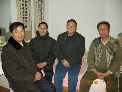 2010年2月春节前，张景义（左一）、王金栋（左三）、王增权（左二）看望慰问老主委范洪祥。.jpg